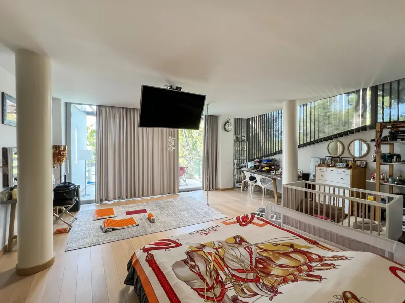 This luxurious modern house for sale in the heart of the Sierra Blanca is set in the most exclusive residential complex, Meisho Hills, built on a plot of 33.500m2 in 2012. The complex has a total of 58 semi-detached villas, including this unique corner vi