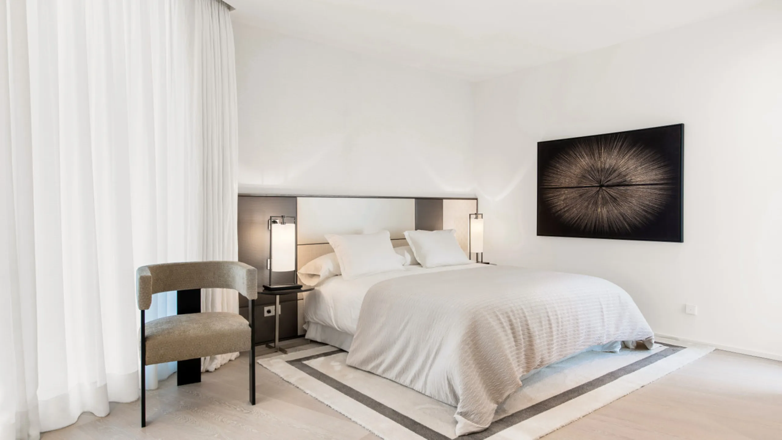 This luxurious modern house for sale in the heart of the Sierra Blanca is set in the most exclusive residential complex, Meisho Hills, built on a plot of 33.500m2 in 2012. The complex has a total of 58 semi-detached villas, including this unique corner vi
