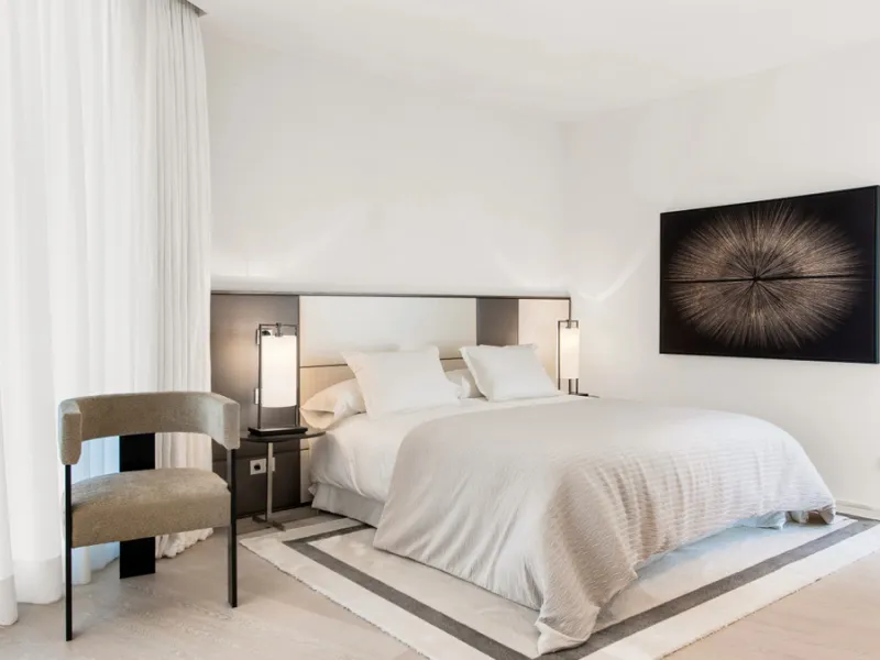 This luxurious modern house for sale in the heart of the Sierra Blanca is set in the most exclusive residential complex, Meisho Hills, built on a plot of 33.500m2 in 2012. The complex has a total of 58 semi-detached villas, including this unique corner vi