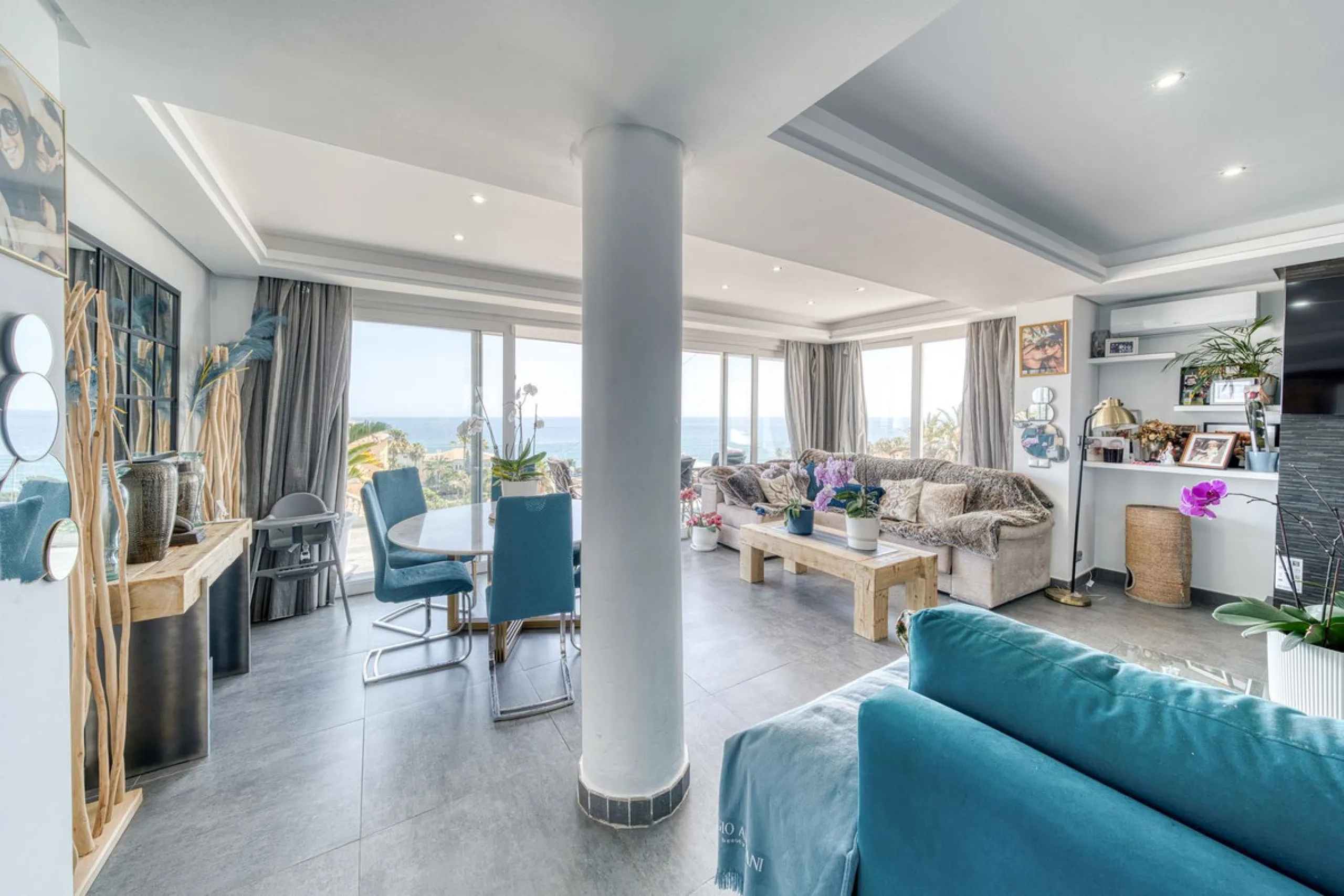 This exceptional detached villa presents a unique renovation opportunity to create a bespoke luxury residence in the beautiful area of Buenas Noches. Set just west of Estepona town and a short walk from the beach, the property combines lifestyle and inves