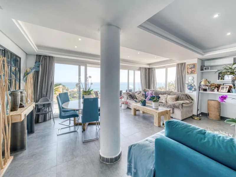 This exceptional detached villa presents a unique renovation opportunity to create a bespoke luxury residence in the beautiful area of Buenas Noches. Set just west of Estepona town and a short walk from the beach, the property combines lifestyle and inves