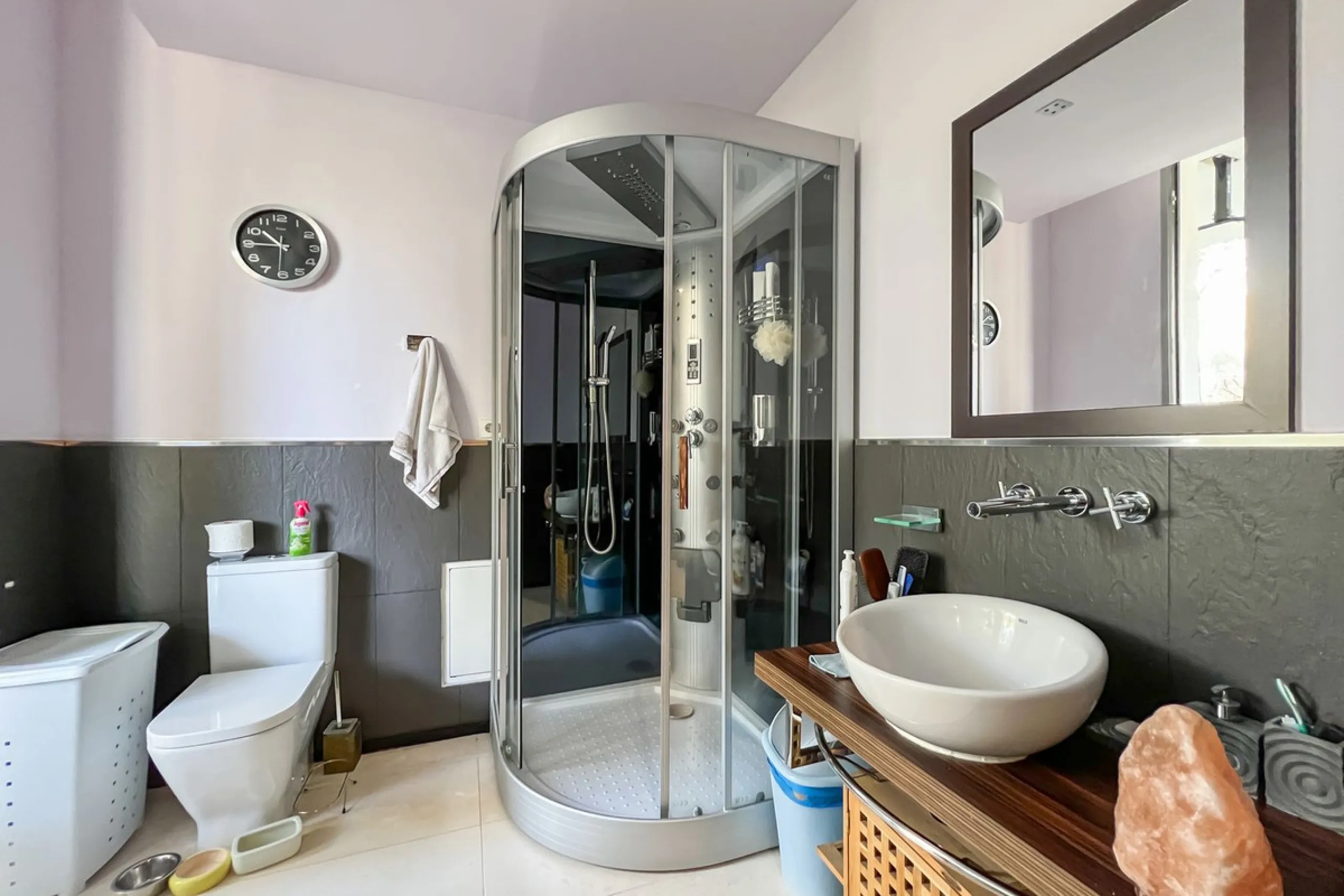 This luxurious modern house for sale in the heart of the Sierra Blanca is set in the most exclusive residential complex, Meisho Hills, built on a plot of 33.500m2 in 2012. The complex has a total of 58 semi-detached villas, including this unique corner vi