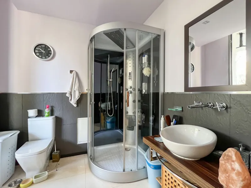 This luxurious modern house for sale in the heart of the Sierra Blanca is set in the most exclusive residential complex, Meisho Hills, built on a plot of 33.500m2 in 2012. The complex has a total of 58 semi-detached villas, including this unique corner vi