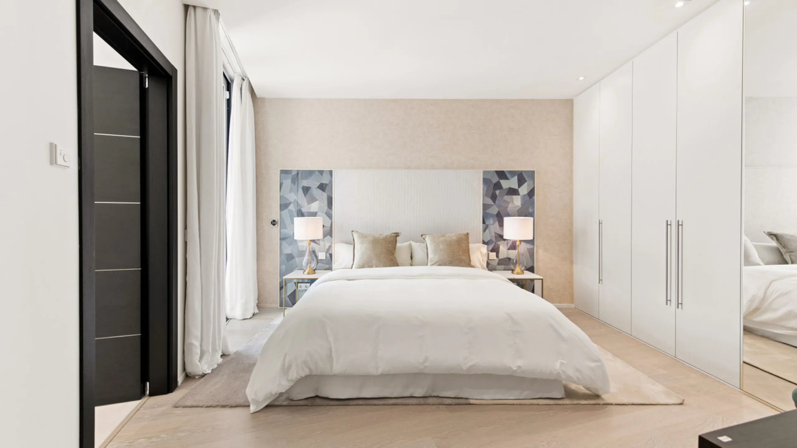 This luxurious modern house for sale in the heart of the Sierra Blanca is set in the most exclusive residential complex, Meisho Hills, built on a plot of 33.500m2 in 2012. The complex has a total of 58 semi-detached villas, including this unique corner vi