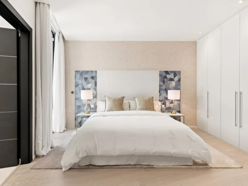 This luxurious modern house for sale in the heart of the Sierra Blanca is set in the most exclusive residential complex, Meisho Hills, built on a plot of 33.500m2 in 2012. The complex has a total of 58 semi-detached villas, including this unique corner vi