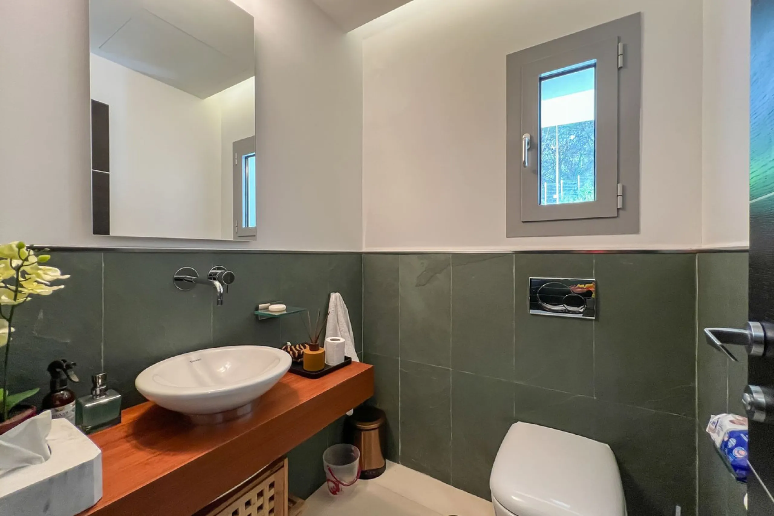 This luxurious modern house for sale in the heart of the Sierra Blanca is set in the most exclusive residential complex, Meisho Hills, built on a plot of 33.500m2 in 2012. The complex has a total of 58 semi-detached villas, including this unique corner vi