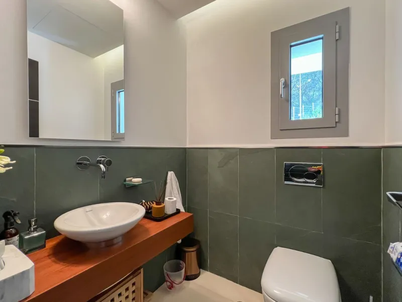 This luxurious modern house for sale in the heart of the Sierra Blanca is set in the most exclusive residential complex, Meisho Hills, built on a plot of 33.500m2 in 2012. The complex has a total of 58 semi-detached villas, including this unique corner vi