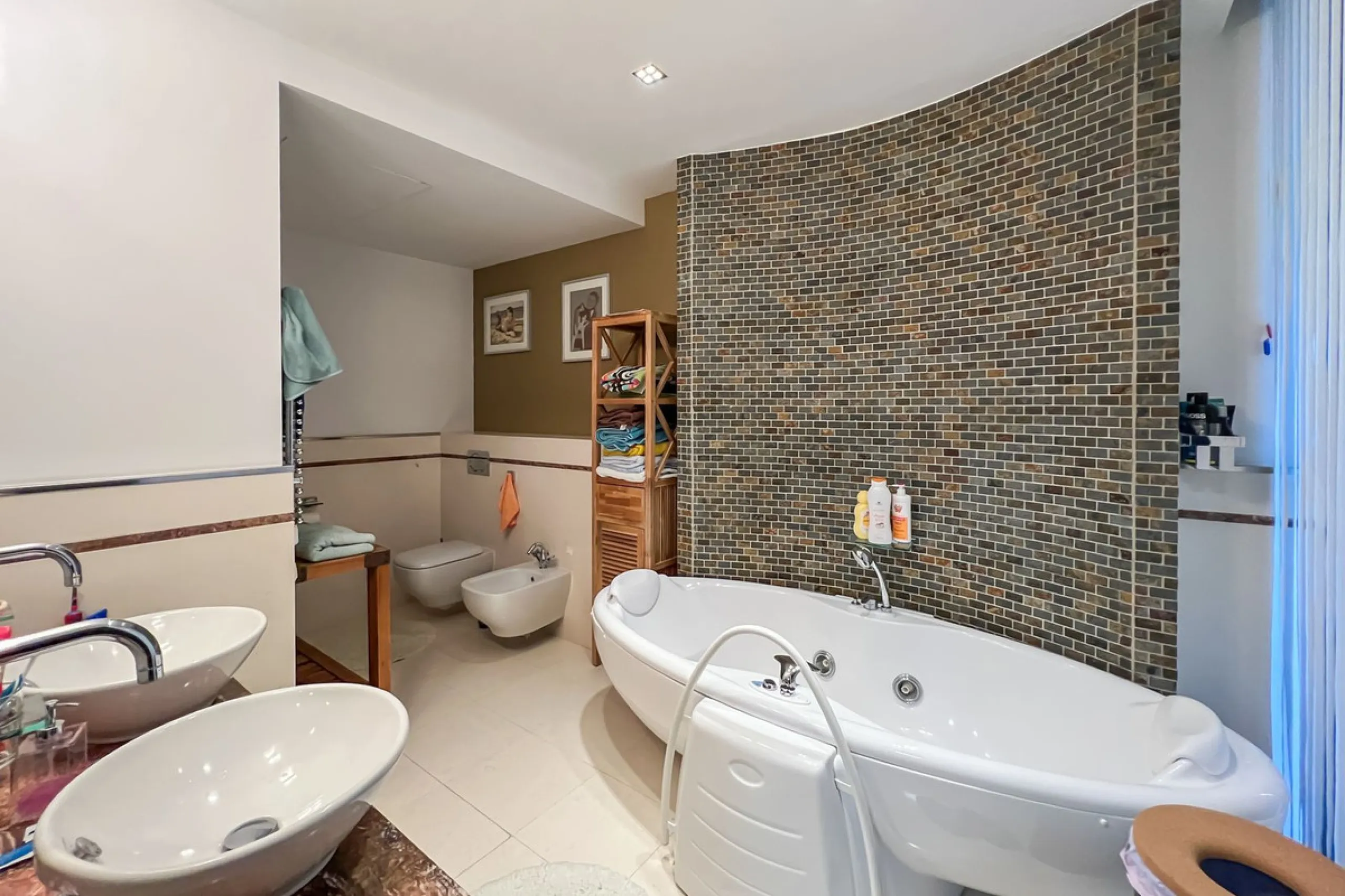 This luxurious modern house for sale in the heart of the Sierra Blanca is set in the most exclusive residential complex, Meisho Hills, built on a plot of 33.500m2 in 2012. The complex has a total of 58 semi-detached villas, including this unique corner vi