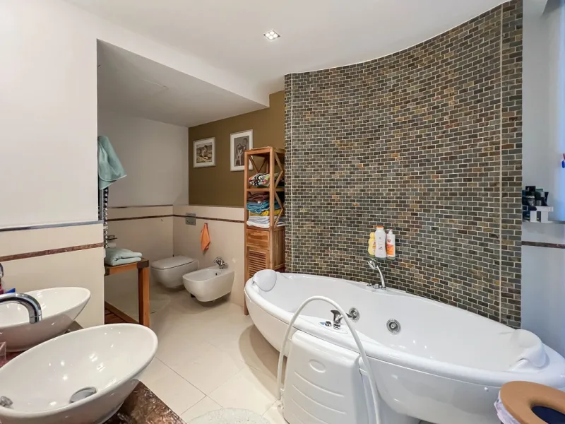 This luxurious modern house for sale in the heart of the Sierra Blanca is set in the most exclusive residential complex, Meisho Hills, built on a plot of 33.500m2 in 2012. The complex has a total of 58 semi-detached villas, including this unique corner vi
