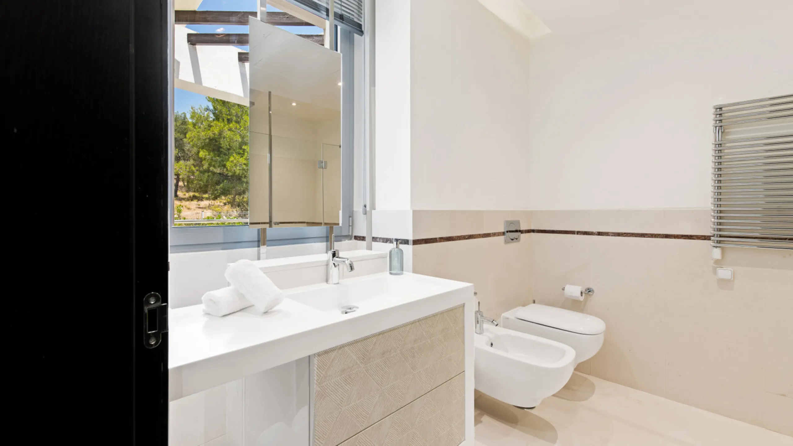 This luxurious modern house for sale in the heart of the Sierra Blanca is set in the most exclusive residential complex, Meisho Hills, built on a plot of 33.500m2 in 2012. The complex has a total of 58 semi-detached villas, including this unique corner vi