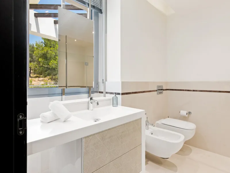 This luxurious modern house for sale in the heart of the Sierra Blanca is set in the most exclusive residential complex, Meisho Hills, built on a plot of 33.500m2 in 2012. The complex has a total of 58 semi-detached villas, including this unique corner vi