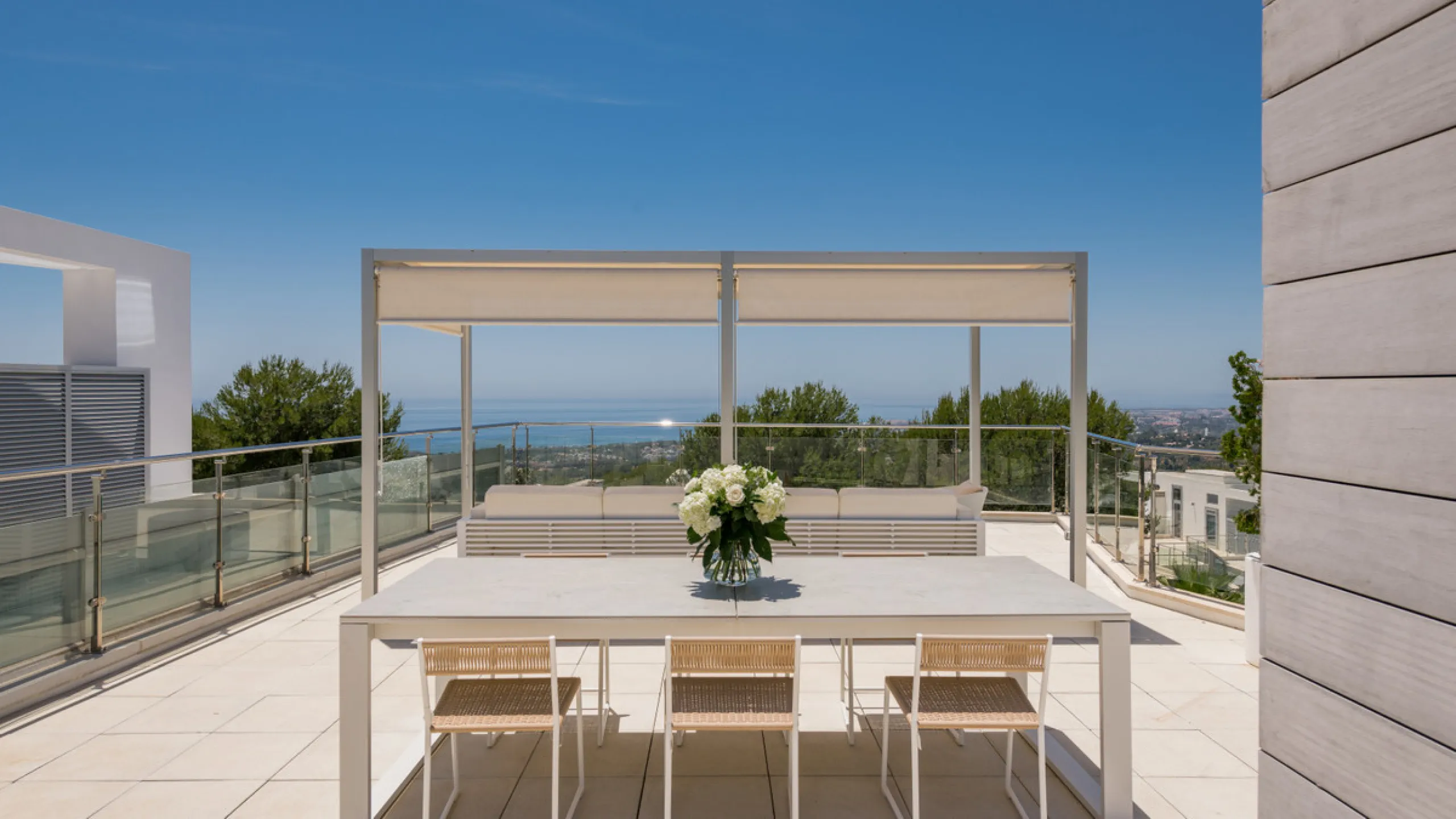This luxurious modern house for sale in the heart of the Sierra Blanca is set in the most exclusive residential complex, Meisho Hills, built on a plot of 33.500m2 in 2012. The complex has a total of 58 semi-detached villas, including this unique corner vi
