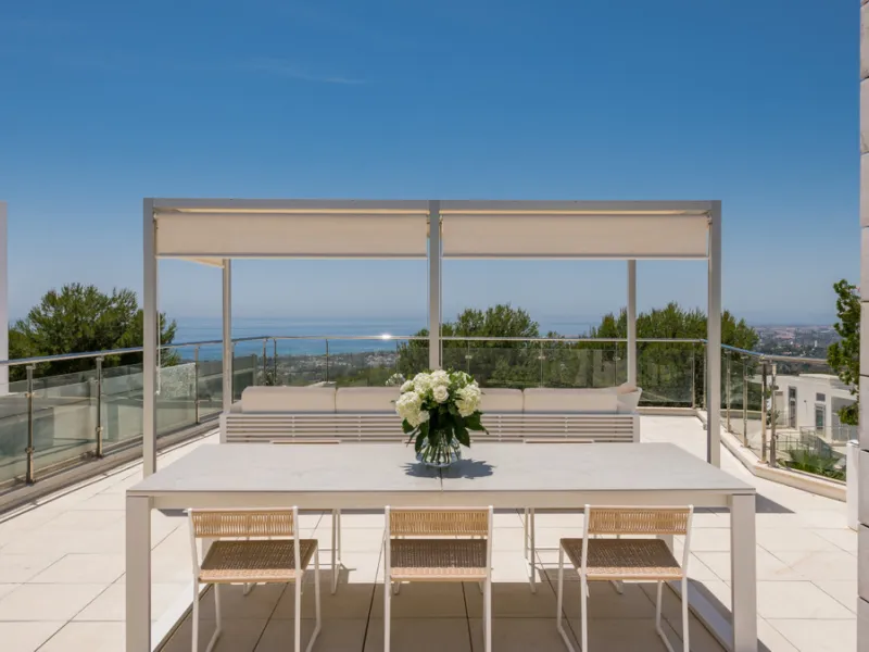This luxurious modern house for sale in the heart of the Sierra Blanca is set in the most exclusive residential complex, Meisho Hills, built on a plot of 33.500m2 in 2012. The complex has a total of 58 semi-detached villas, including this unique corner vi