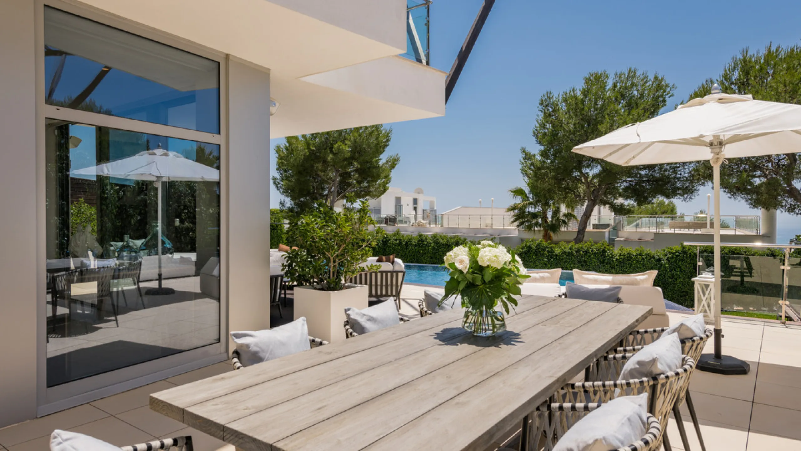This luxurious modern house for sale in the heart of the Sierra Blanca is set in the most exclusive residential complex, Meisho Hills, built on a plot of 33.500m2 in 2012. The complex has a total of 58 semi-detached villas, including this unique corner vi