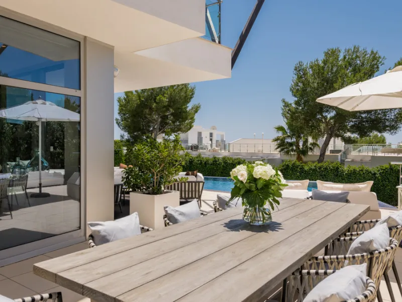 This luxurious modern house for sale in the heart of the Sierra Blanca is set in the most exclusive residential complex, Meisho Hills, built on a plot of 33.500m2 in 2012. The complex has a total of 58 semi-detached villas, including this unique corner vi