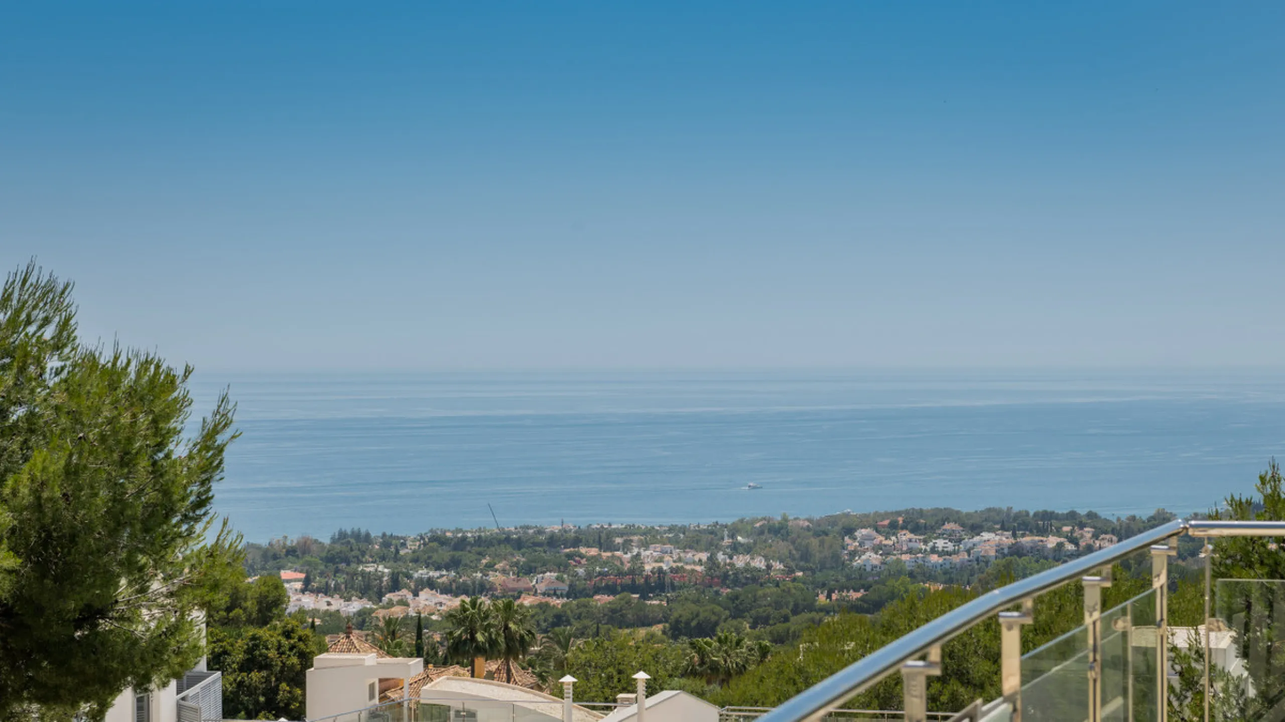 This luxurious modern house for sale in the heart of the Sierra Blanca is set in the most exclusive residential complex, Meisho Hills, built on a plot of 33.500m2 in 2012. The complex has a total of 58 semi-detached villas, including this unique corner vi