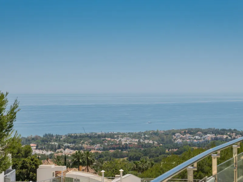 This luxurious modern house for sale in the heart of the Sierra Blanca is set in the most exclusive residential complex, Meisho Hills, built on a plot of 33.500m2 in 2012. The complex has a total of 58 semi-detached villas, including this unique corner vi