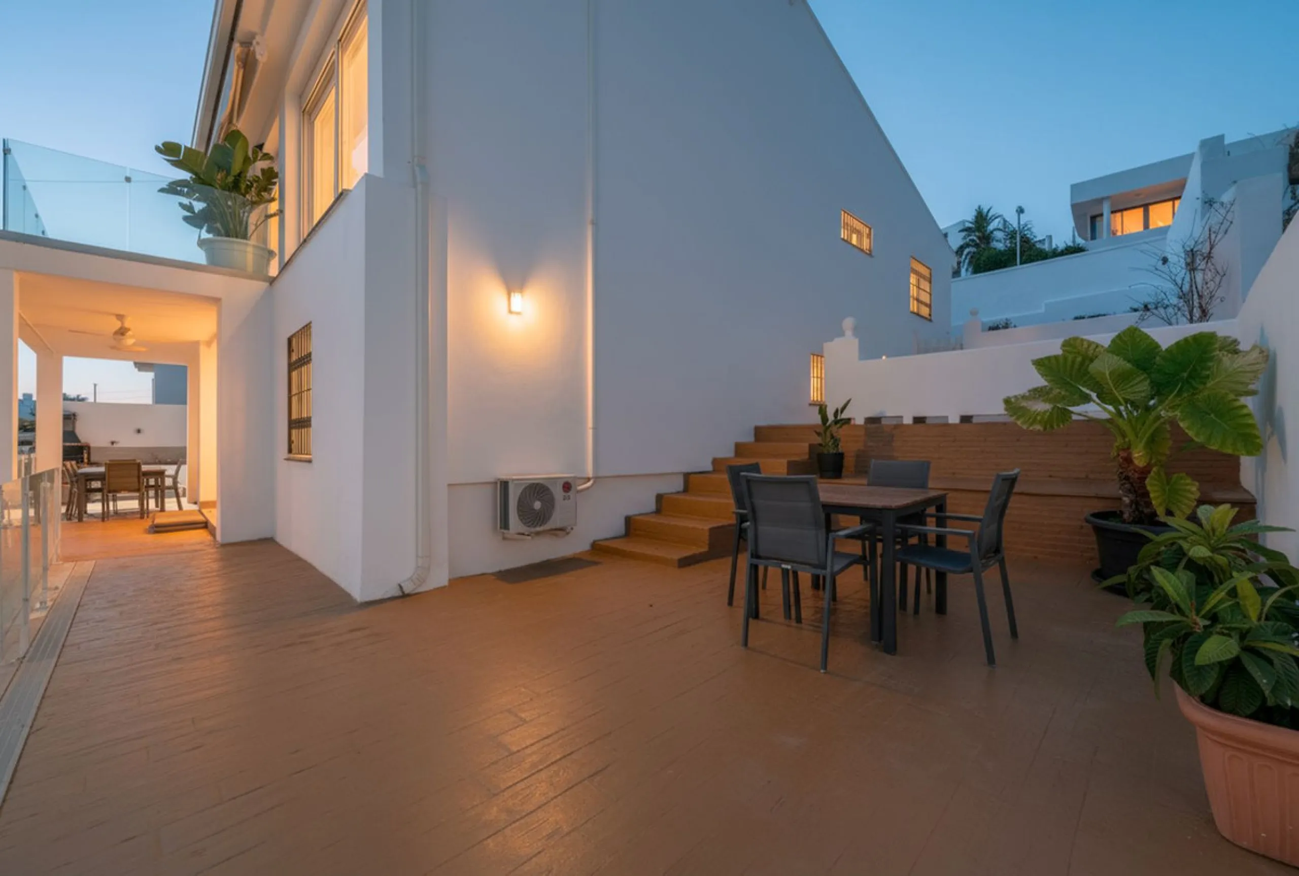 This exceptional detached villa presents a unique renovation opportunity to create a bespoke luxury residence in the beautiful area of Buenas Noches. Set just west of Estepona town and a short walk from the beach, the property combines lifestyle and inves