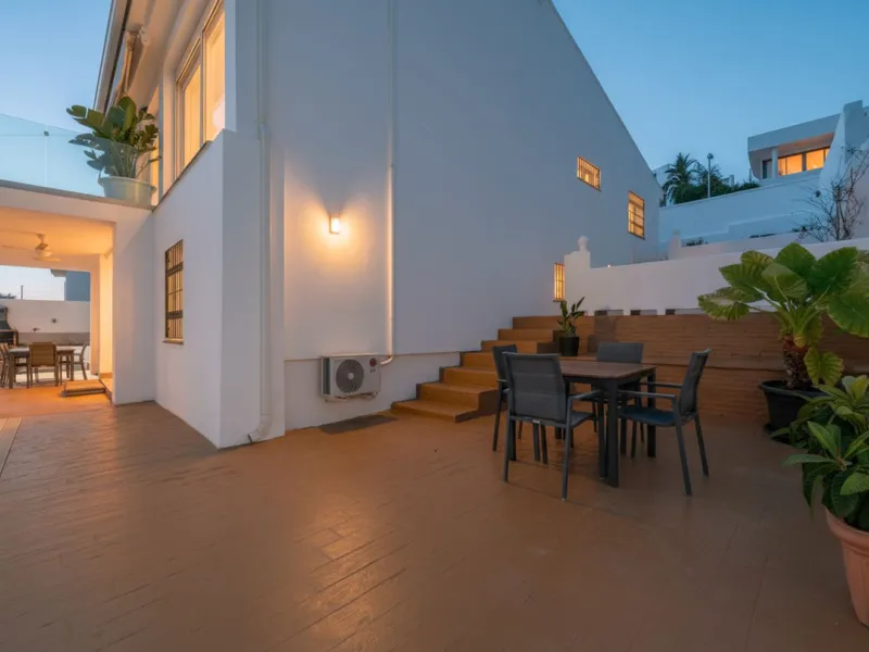 This exceptional detached villa presents a unique renovation opportunity to create a bespoke luxury residence in the beautiful area of Buenas Noches. Set just west of Estepona town and a short walk from the beach, the property combines lifestyle and inves
