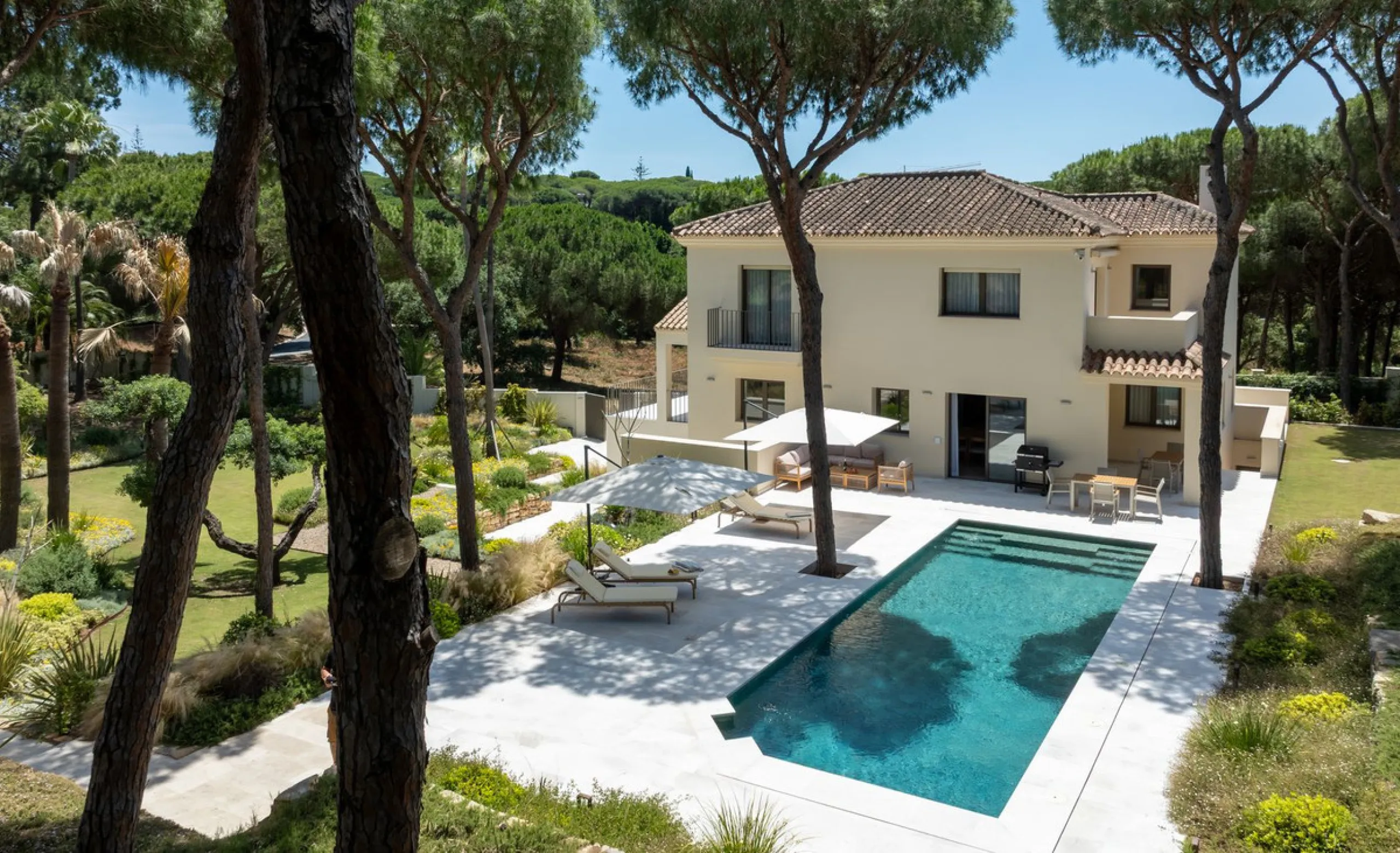 Discover this magnificent property excellently located within the exclusive urbanisation of Hacienda Las Chapas, East Marbella, only a 5 minute drive from beautiful sandy beaches and amenities.
