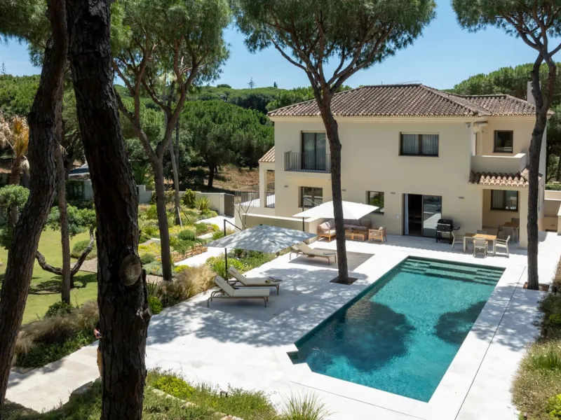 Discover this magnificent property excellently located within the exclusive urbanisation of Hacienda Las Chapas, East Marbella, only a 5 minute drive from beautiful sandy beaches and amenities.