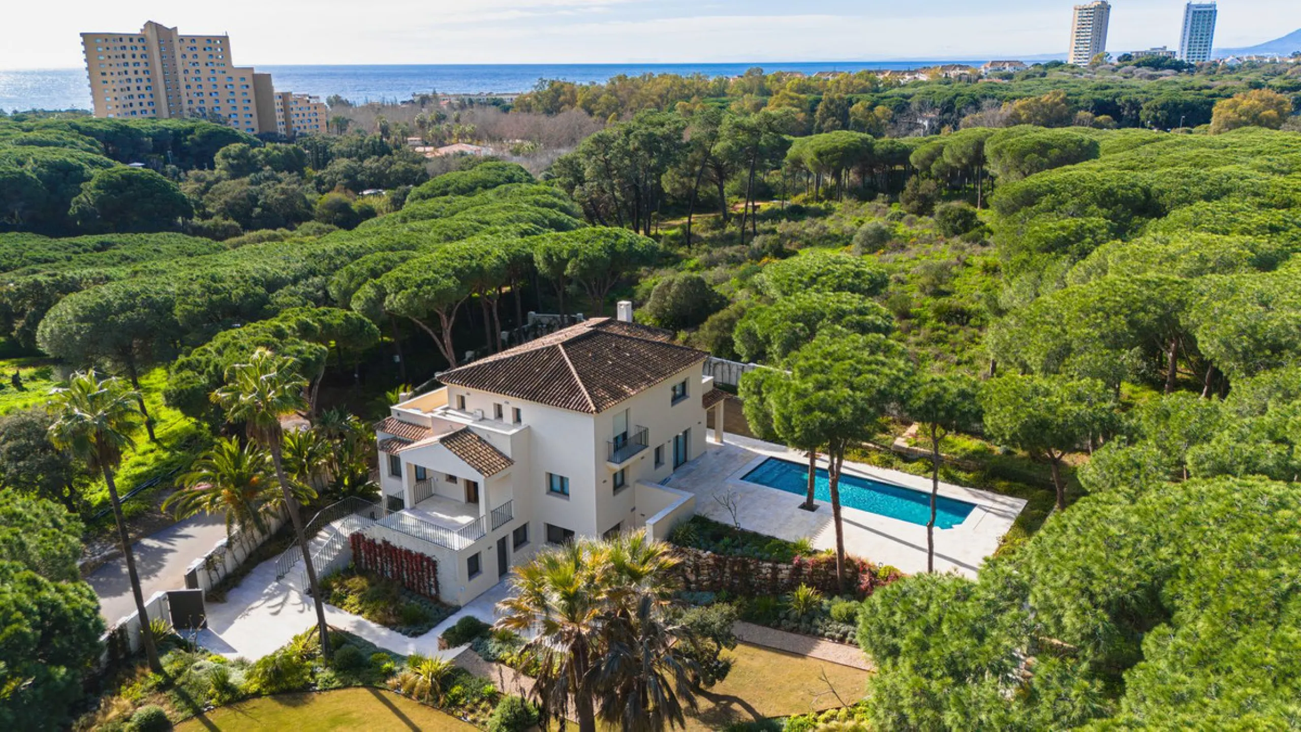 Discover this magnificent property excellently located within the exclusive urbanisation of Hacienda Las Chapas, East Marbella, only a 5 minute drive from beautiful sandy beaches and amenities.