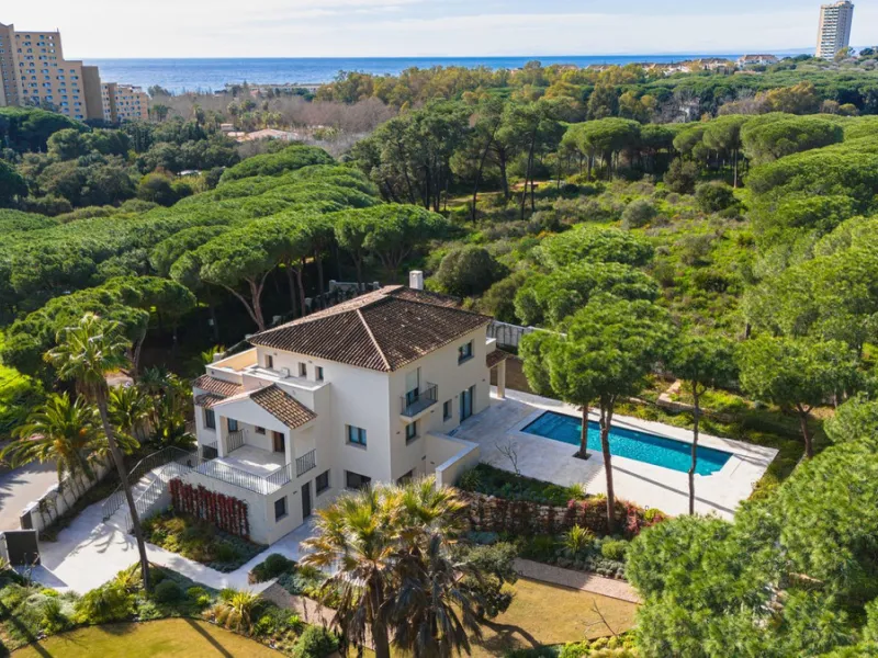 Discover this magnificent property excellently located within the exclusive urbanisation of Hacienda Las Chapas, East Marbella, only a 5 minute drive from beautiful sandy beaches and amenities.