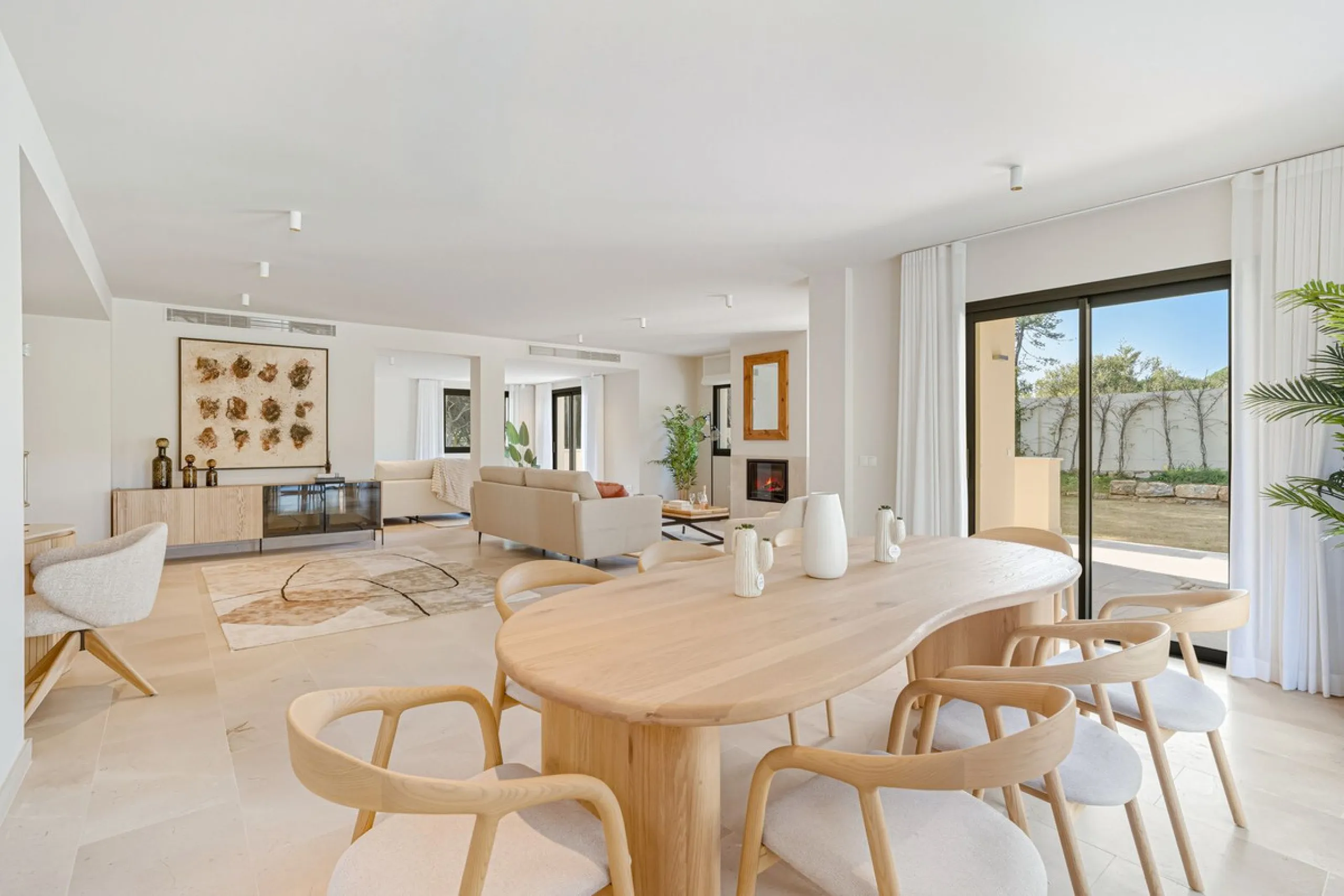 Discover this magnificent property excellently located within the exclusive urbanisation of Hacienda Las Chapas, East Marbella, only a 5 minute drive from beautiful sandy beaches and amenities.