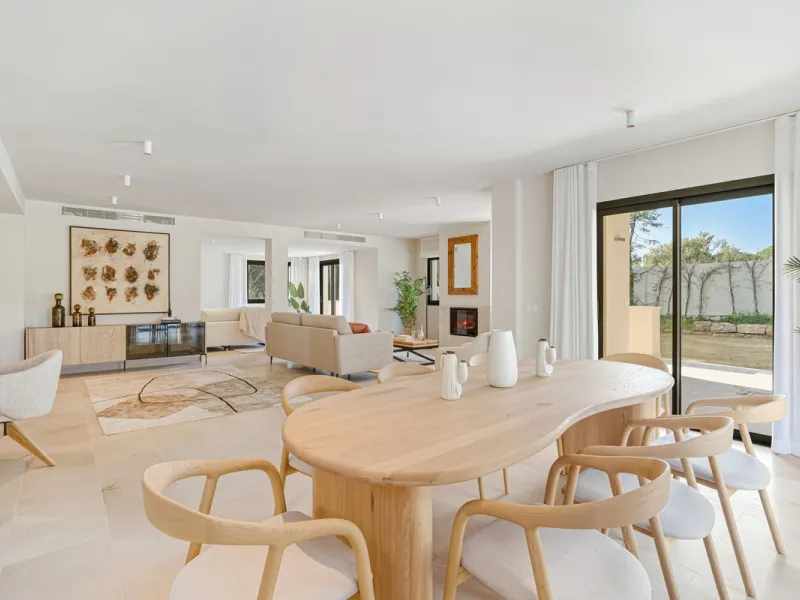 Discover this magnificent property excellently located within the exclusive urbanisation of Hacienda Las Chapas, East Marbella, only a 5 minute drive from beautiful sandy beaches and amenities.
