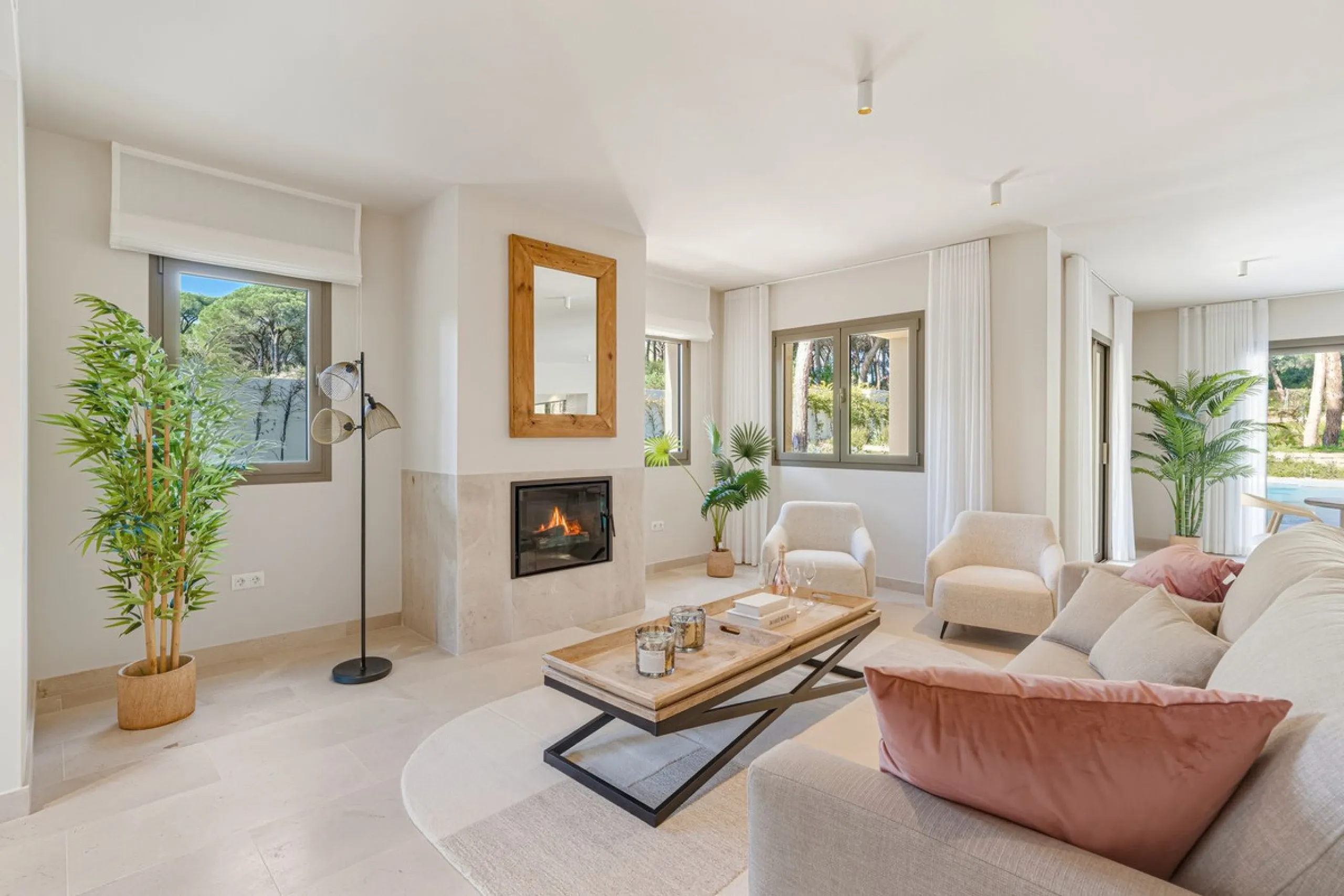 Discover this magnificent property excellently located within the exclusive urbanisation of Hacienda Las Chapas, East Marbella, only a 5 minute drive from beautiful sandy beaches and amenities.