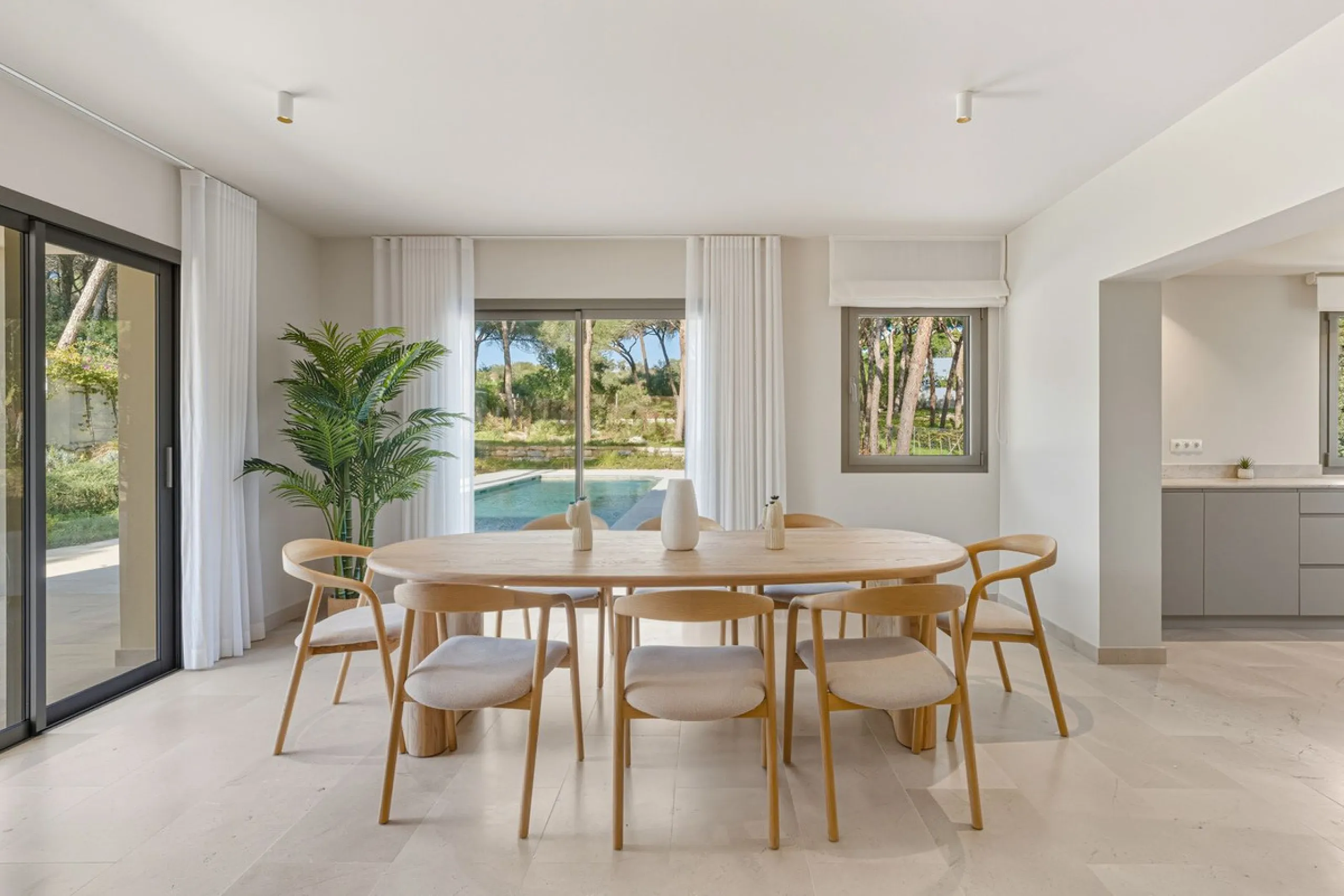 Discover this magnificent property excellently located within the exclusive urbanisation of Hacienda Las Chapas, East Marbella, only a 5 minute drive from beautiful sandy beaches and amenities.