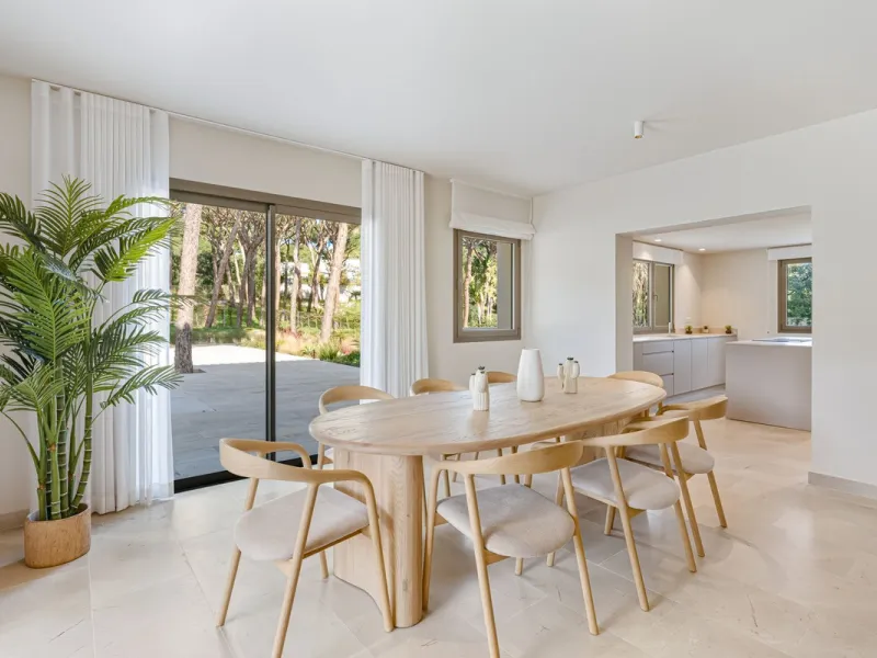 Discover this magnificent property excellently located within the exclusive urbanisation of Hacienda Las Chapas, East Marbella, only a 5 minute drive from beautiful sandy beaches and amenities.