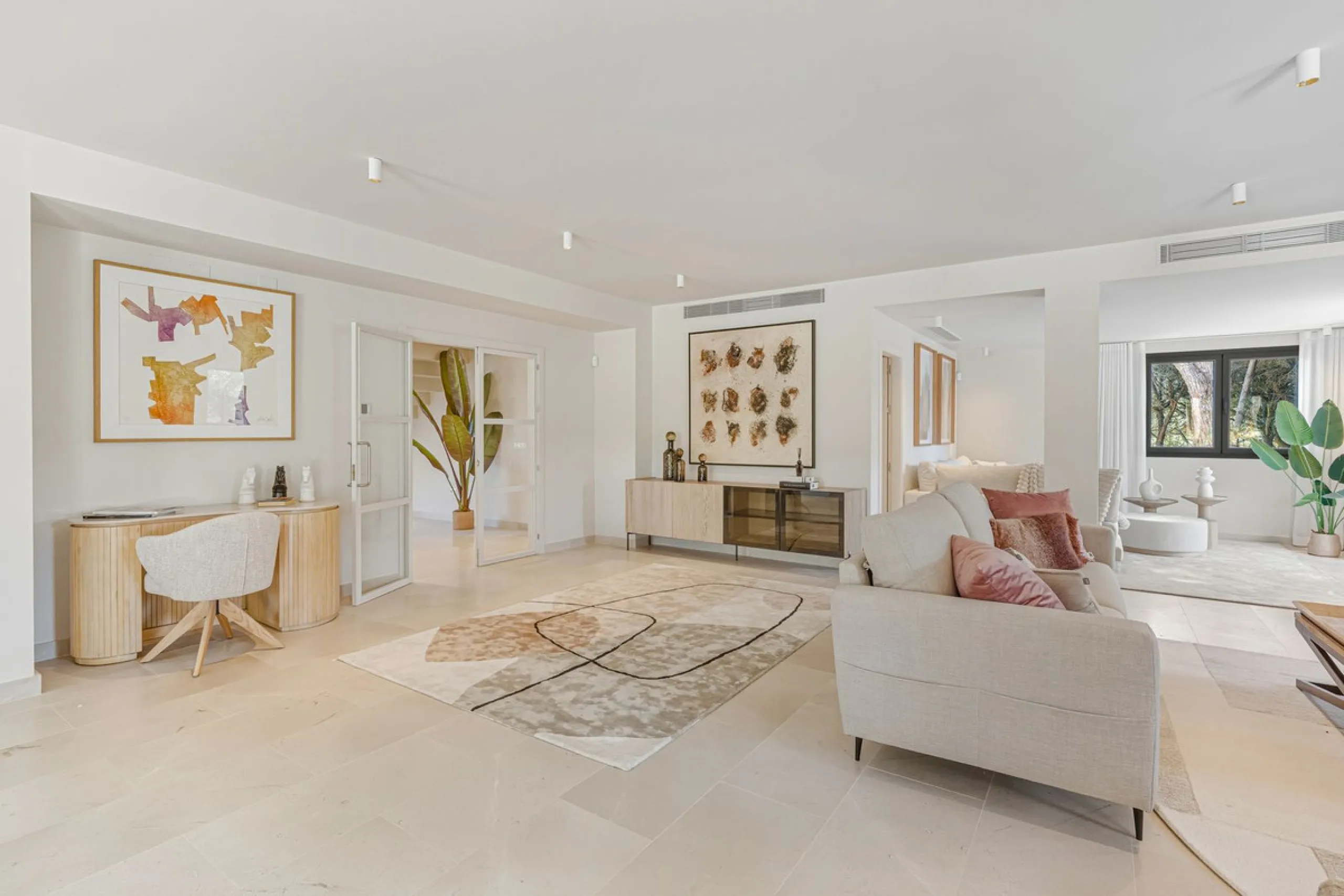Discover this magnificent property excellently located within the exclusive urbanisation of Hacienda Las Chapas, East Marbella, only a 5 minute drive from beautiful sandy beaches and amenities.