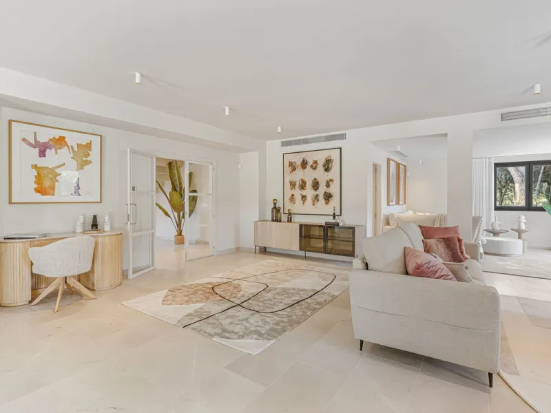 Discover this magnificent property excellently located within the exclusive urbanisation of Hacienda Las Chapas, East Marbella, only a 5 minute drive from beautiful sandy beaches and amenities.