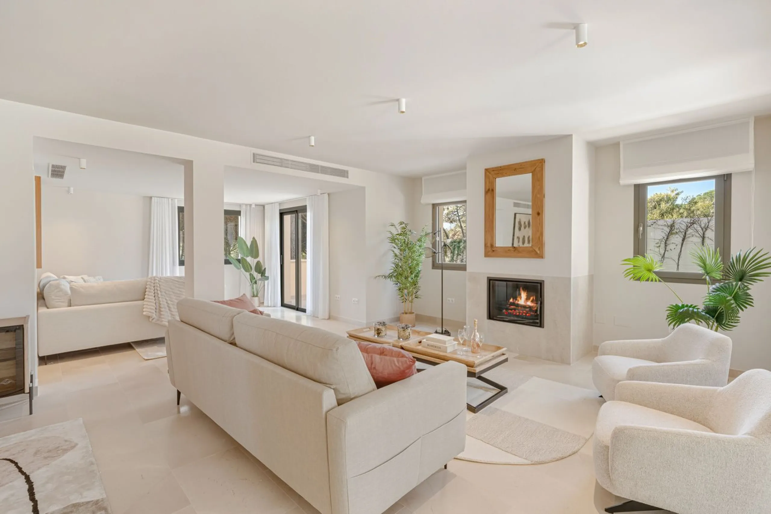 Discover this magnificent property excellently located within the exclusive urbanisation of Hacienda Las Chapas, East Marbella, only a 5 minute drive from beautiful sandy beaches and amenities.