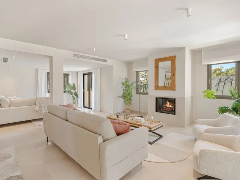 Discover this magnificent property excellently located within the exclusive urbanisation of Hacienda Las Chapas, East Marbella, only a 5 minute drive from beautiful sandy beaches and amenities.