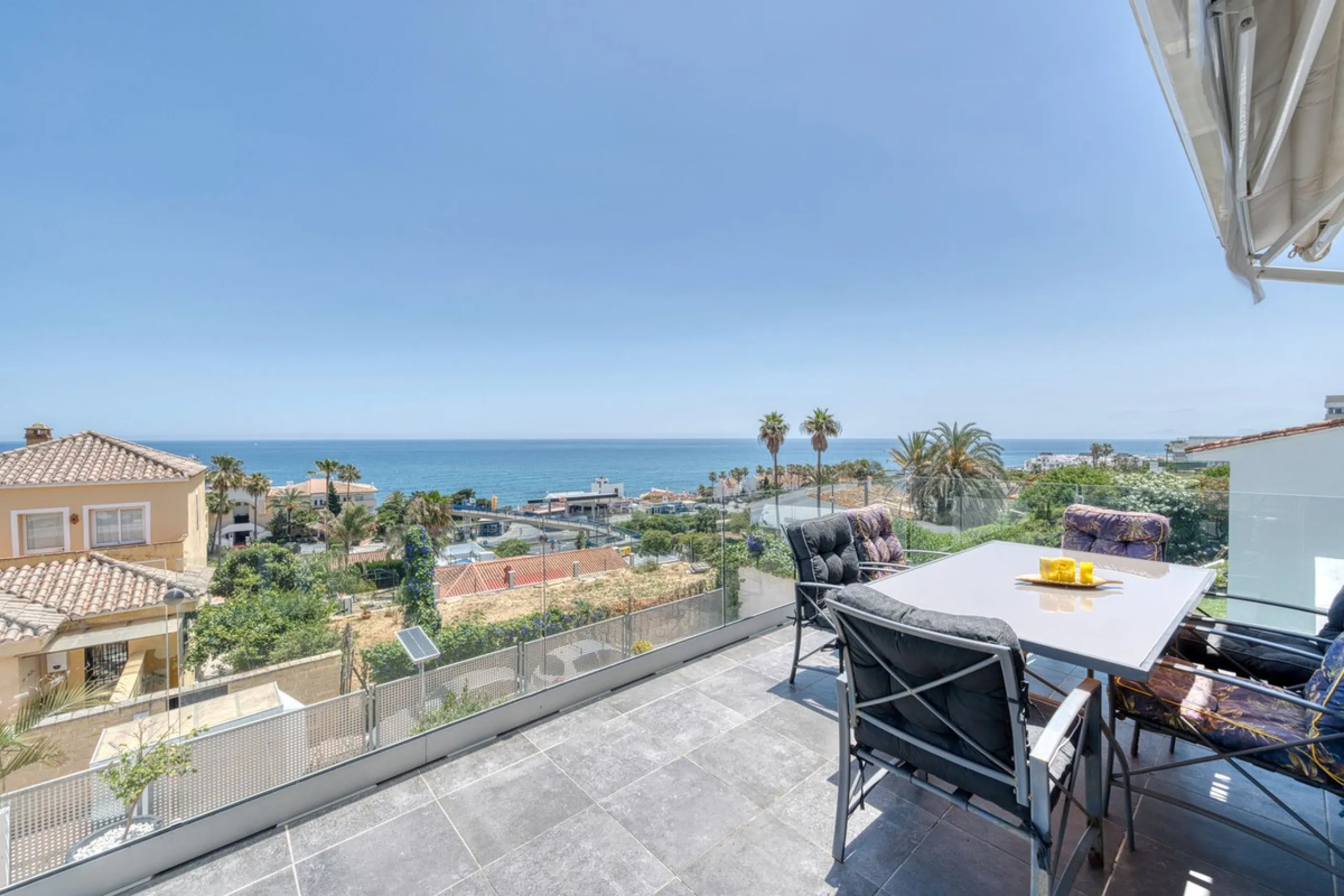 This exceptional detached villa presents a unique renovation opportunity to create a bespoke luxury residence in the beautiful area of Buenas Noches. Set just west of Estepona town and a short walk from the beach, the property combines lifestyle and inves