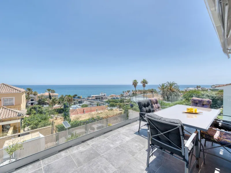 This exceptional detached villa presents a unique renovation opportunity to create a bespoke luxury residence in the beautiful area of Buenas Noches. Set just west of Estepona town and a short walk from the beach, the property combines lifestyle and inves