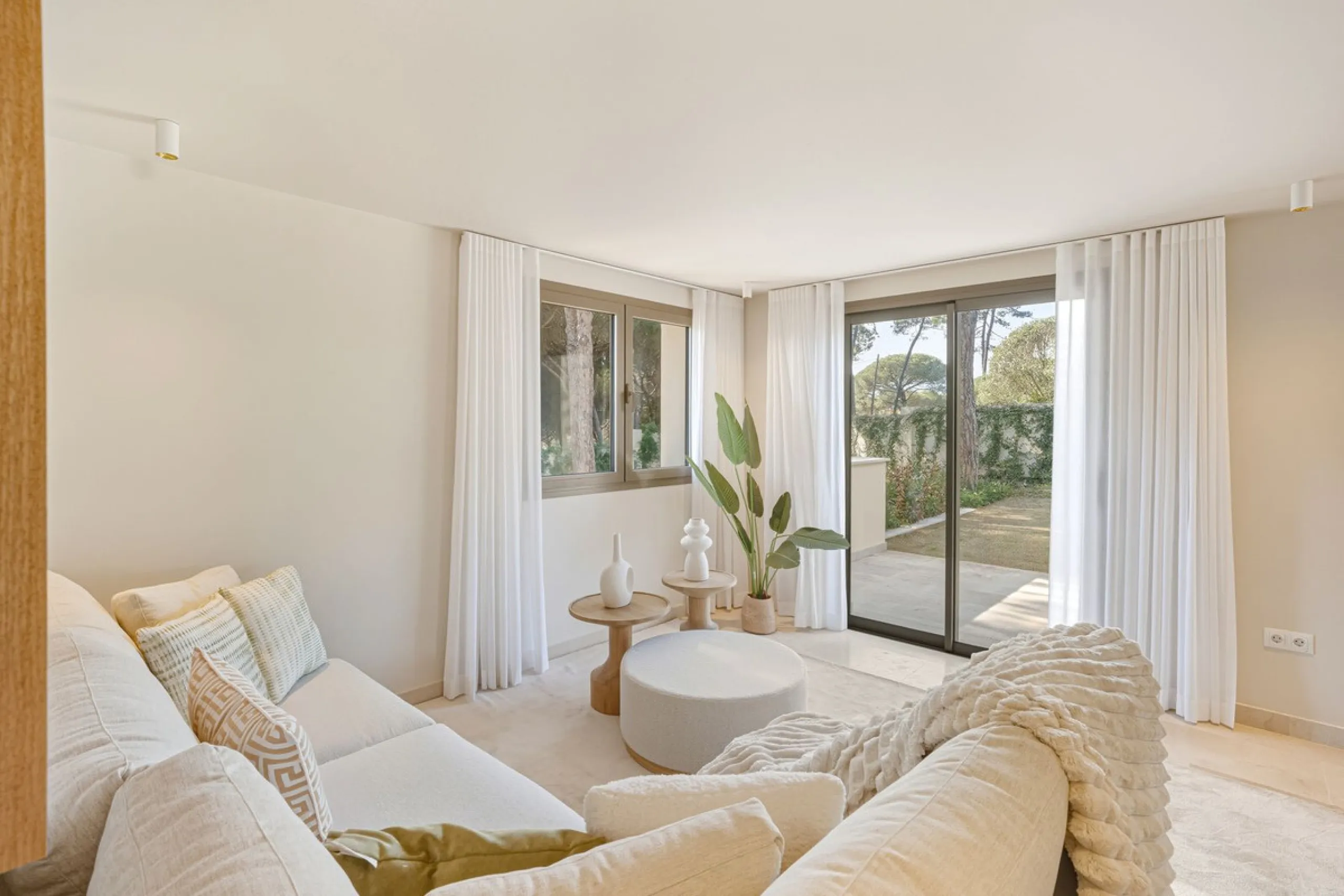 Discover this magnificent property excellently located within the exclusive urbanisation of Hacienda Las Chapas, East Marbella, only a 5 minute drive from beautiful sandy beaches and amenities.