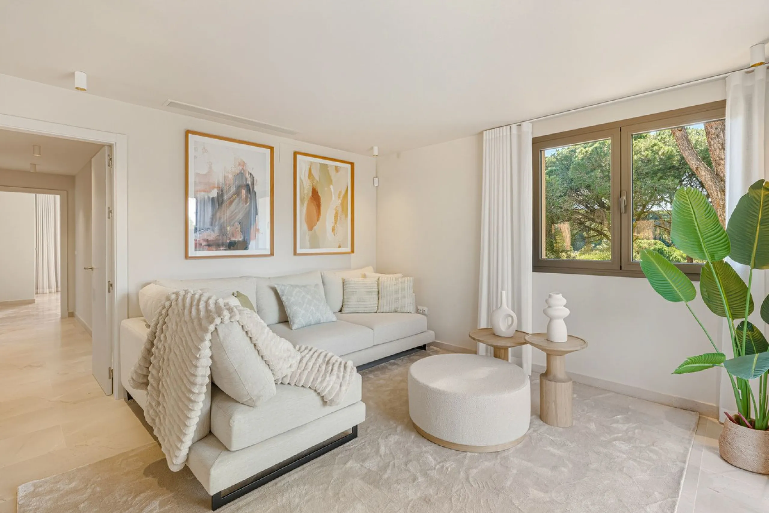 Discover this magnificent property excellently located within the exclusive urbanisation of Hacienda Las Chapas, East Marbella, only a 5 minute drive from beautiful sandy beaches and amenities.