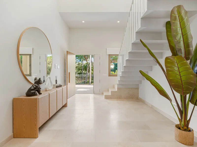 Discover this magnificent property excellently located within the exclusive urbanisation of Hacienda Las Chapas, East Marbella, only a 5 minute drive from beautiful sandy beaches and amenities.