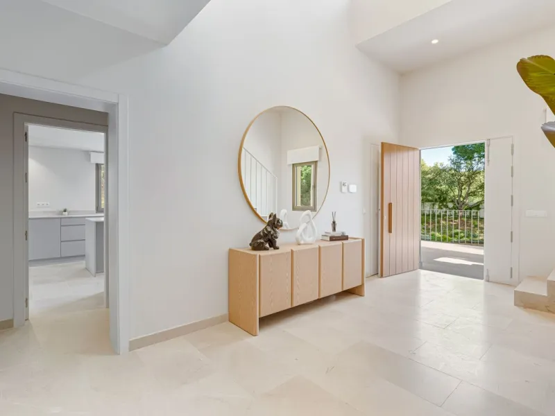 Discover this magnificent property excellently located within the exclusive urbanisation of Hacienda Las Chapas, East Marbella, only a 5 minute drive from beautiful sandy beaches and amenities.