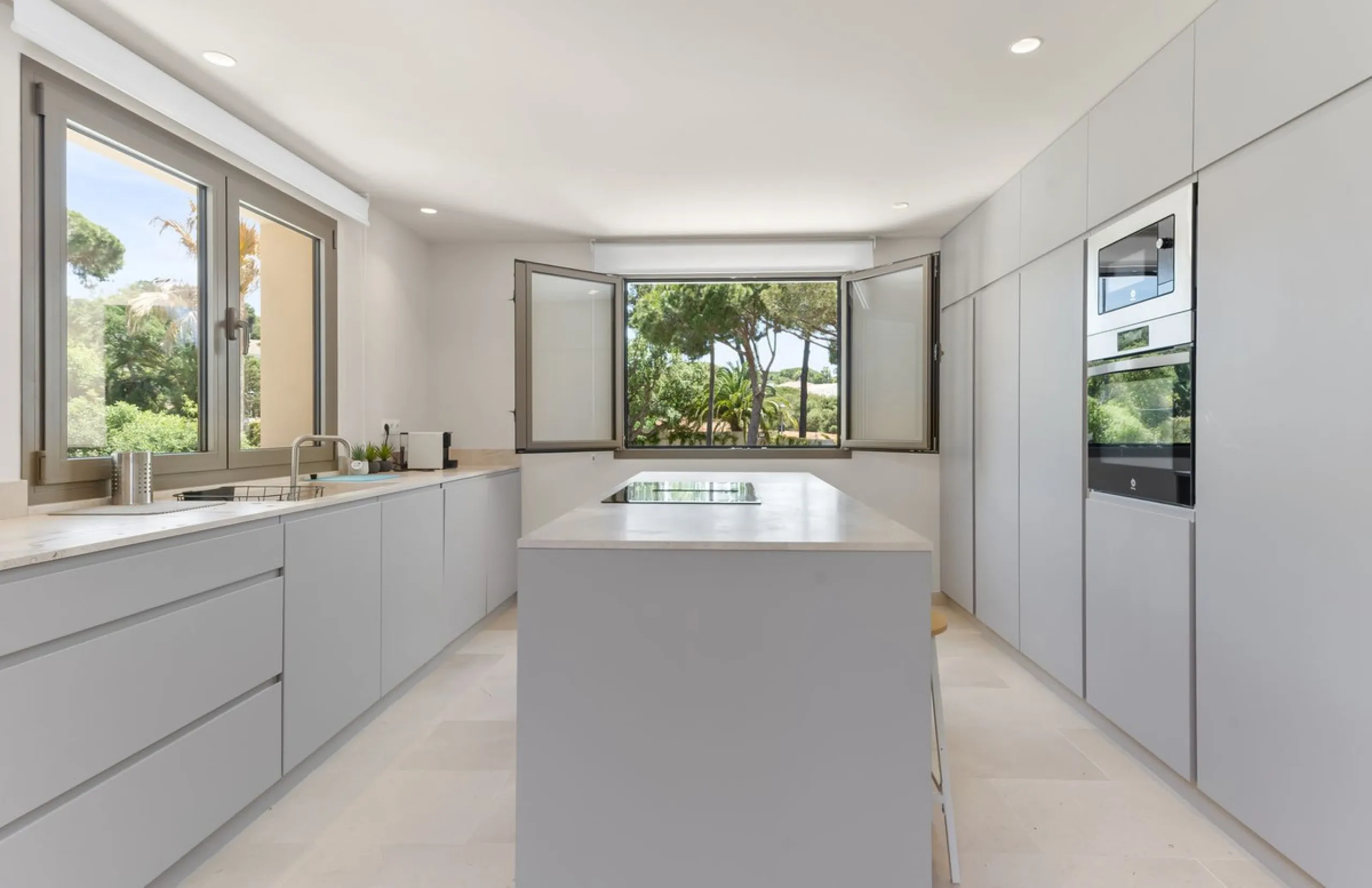 Discover this magnificent property excellently located within the exclusive urbanisation of Hacienda Las Chapas, East Marbella, only a 5 minute drive from beautiful sandy beaches and amenities.