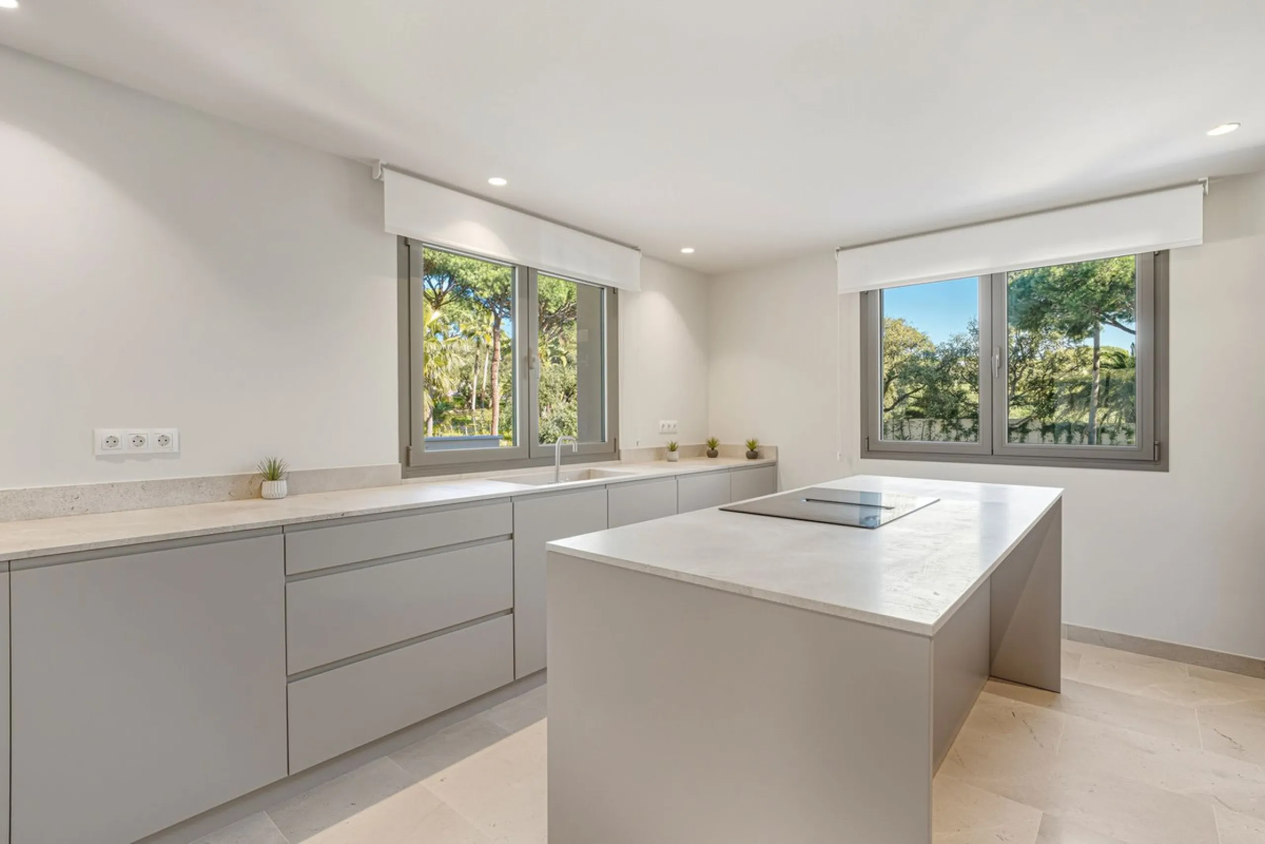 Discover this magnificent property excellently located within the exclusive urbanisation of Hacienda Las Chapas, East Marbella, only a 5 minute drive from beautiful sandy beaches and amenities.