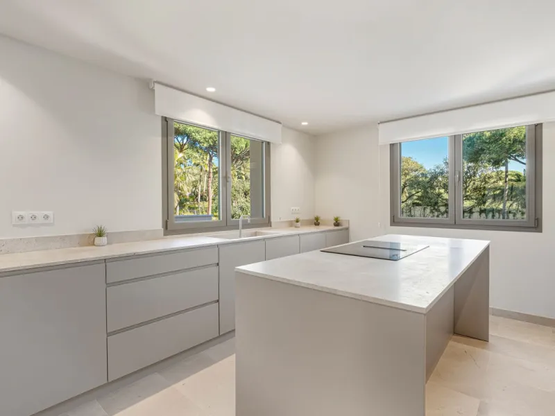 Discover this magnificent property excellently located within the exclusive urbanisation of Hacienda Las Chapas, East Marbella, only a 5 minute drive from beautiful sandy beaches and amenities.