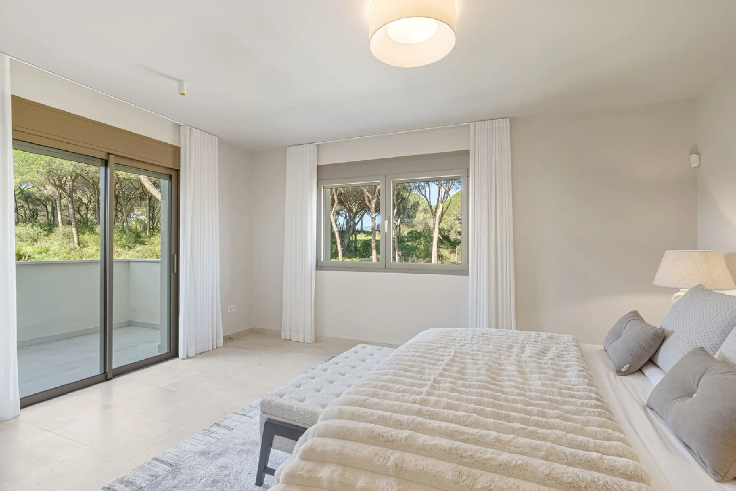 Discover this magnificent property excellently located within the exclusive urbanisation of Hacienda Las Chapas, East Marbella, only a 5 minute drive from beautiful sandy beaches and amenities.