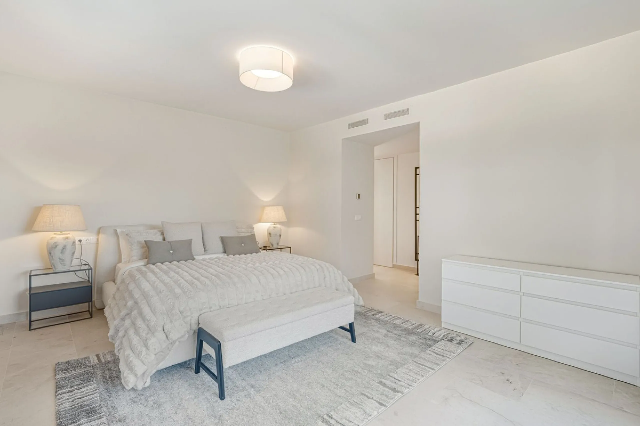Discover this magnificent property excellently located within the exclusive urbanisation of Hacienda Las Chapas, East Marbella, only a 5 minute drive from beautiful sandy beaches and amenities.