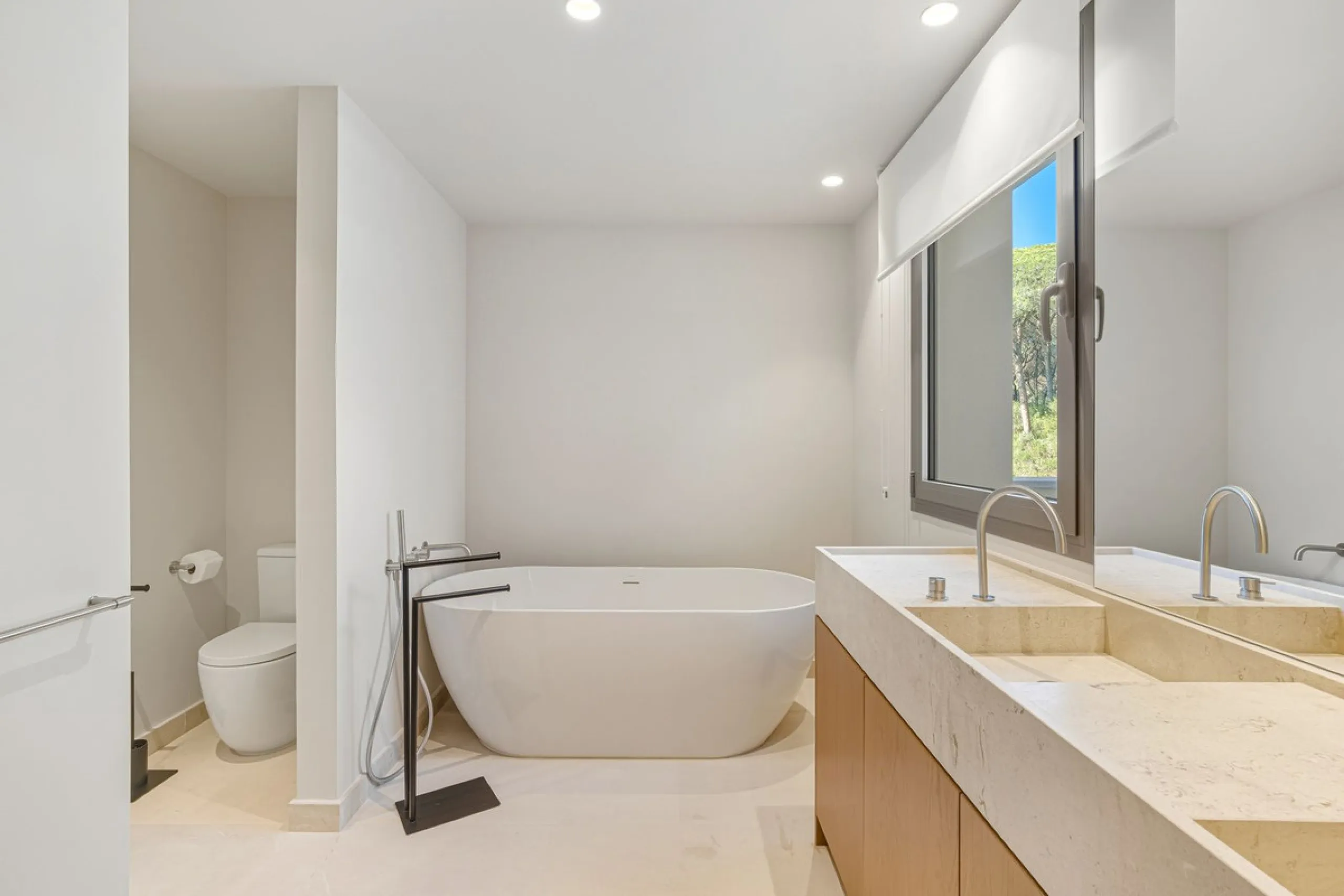 Discover this magnificent property excellently located within the exclusive urbanisation of Hacienda Las Chapas, East Marbella, only a 5 minute drive from beautiful sandy beaches and amenities.