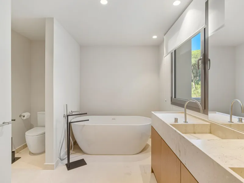 Discover this magnificent property excellently located within the exclusive urbanisation of Hacienda Las Chapas, East Marbella, only a 5 minute drive from beautiful sandy beaches and amenities.