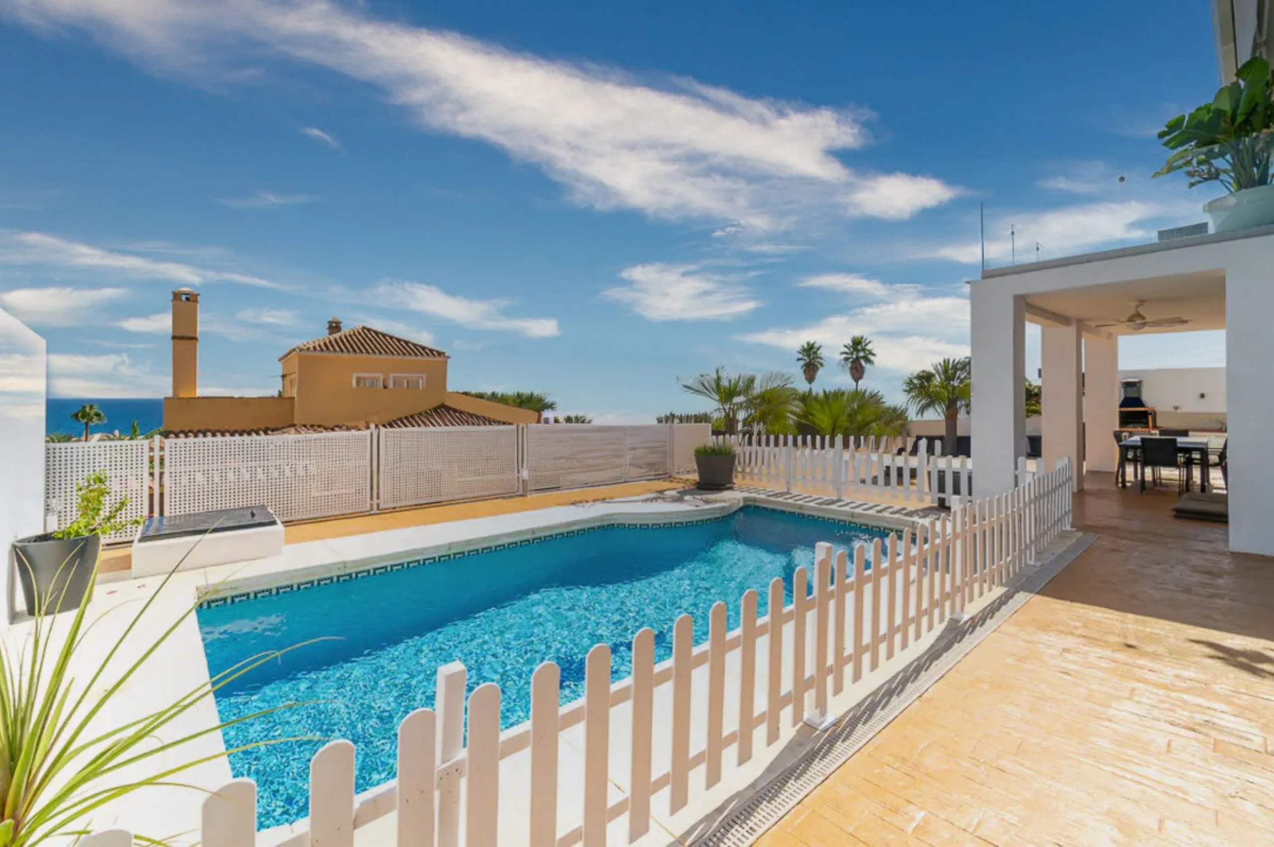 This exceptional detached villa presents a unique renovation opportunity to create a bespoke luxury residence in the beautiful area of Buenas Noches. Set just west of Estepona town and a short walk from the beach, the property combines lifestyle and inves